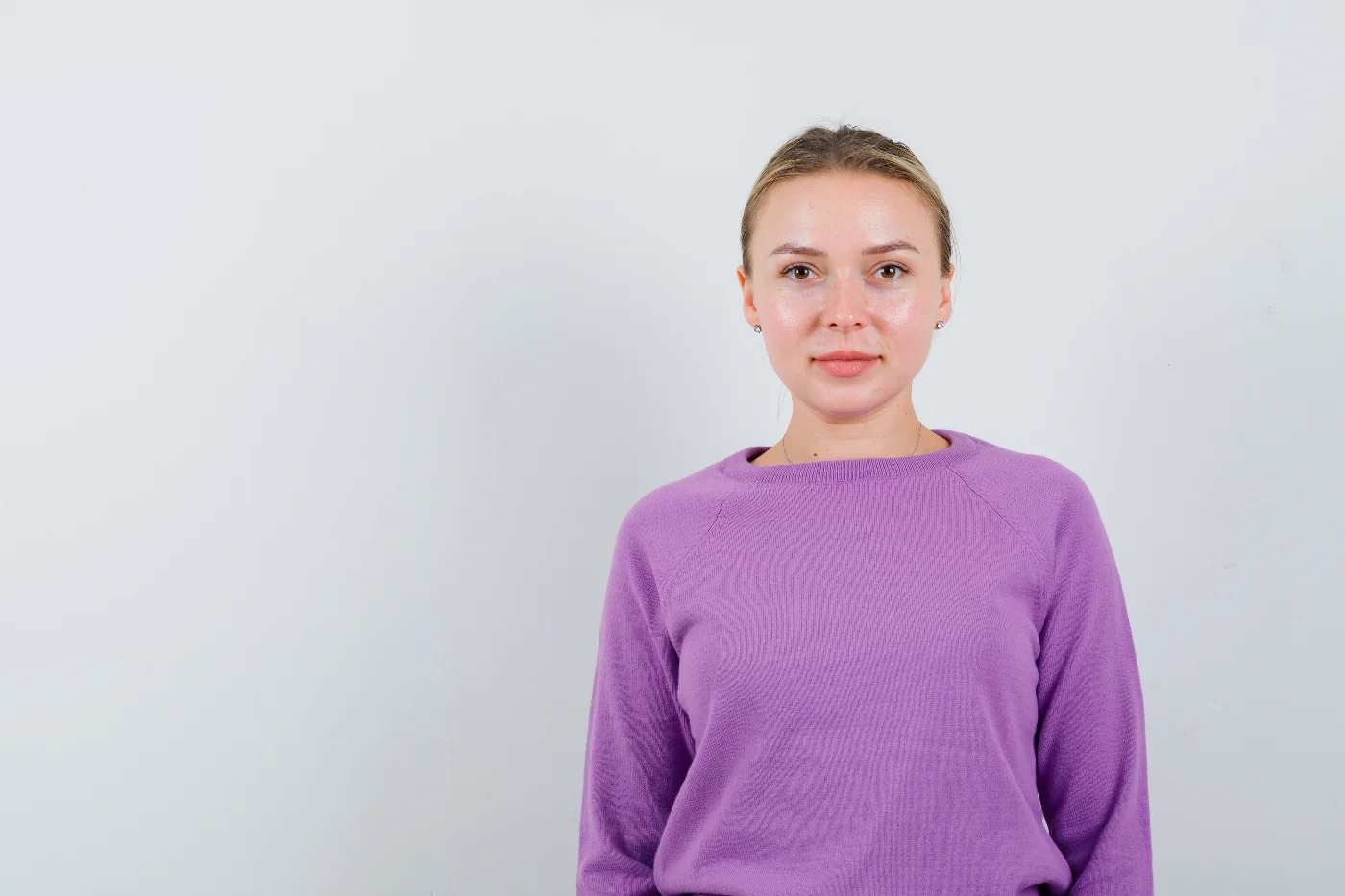 Logra un fondo blanco simple y uniforme: usa pared lisa y mate o edita el fondo blanco si hace falta.